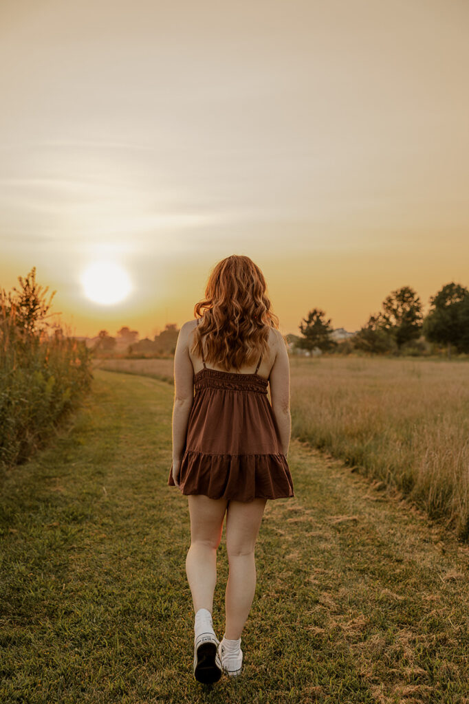 tallgrass field sunset photoshoot poses and outfits