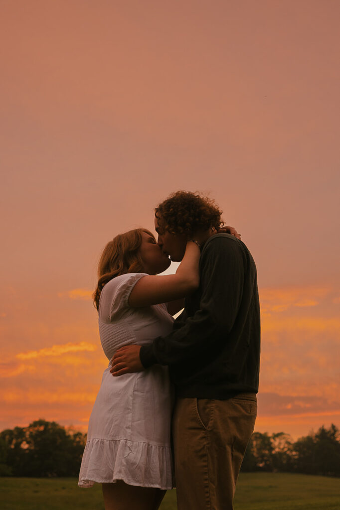 sunset couples photoshoot kiss pose