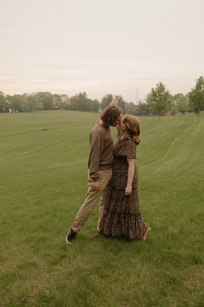 couple dancing and kiss pose