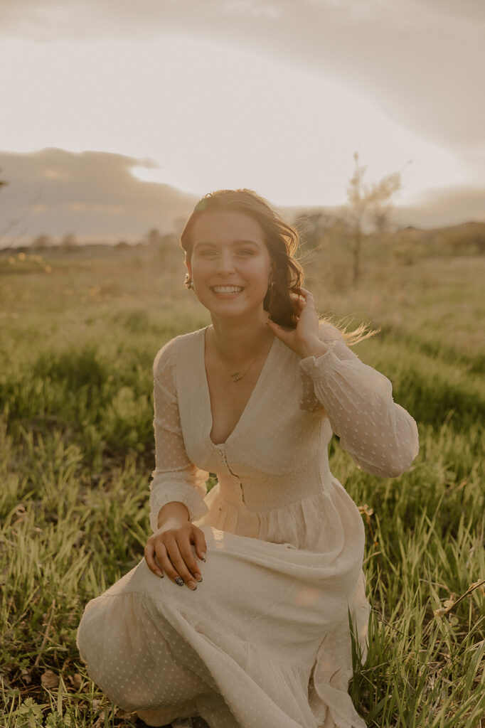 senior photo outfits cream dress and wide brim hat