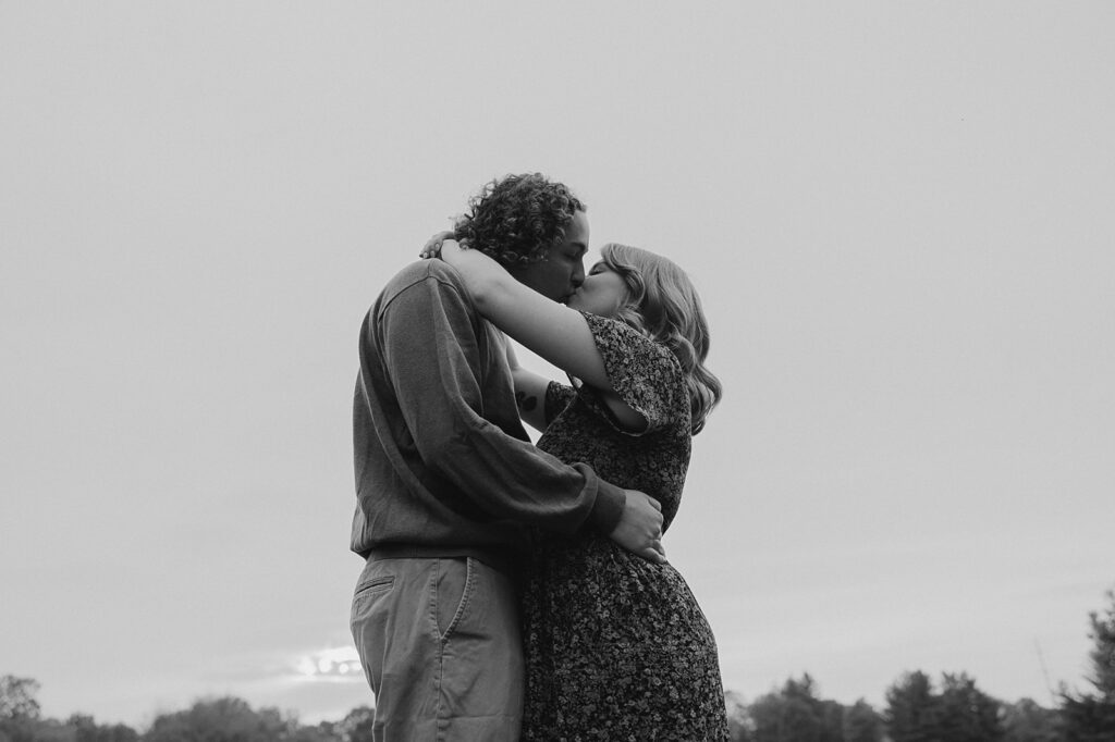 engagement photography poses kissing