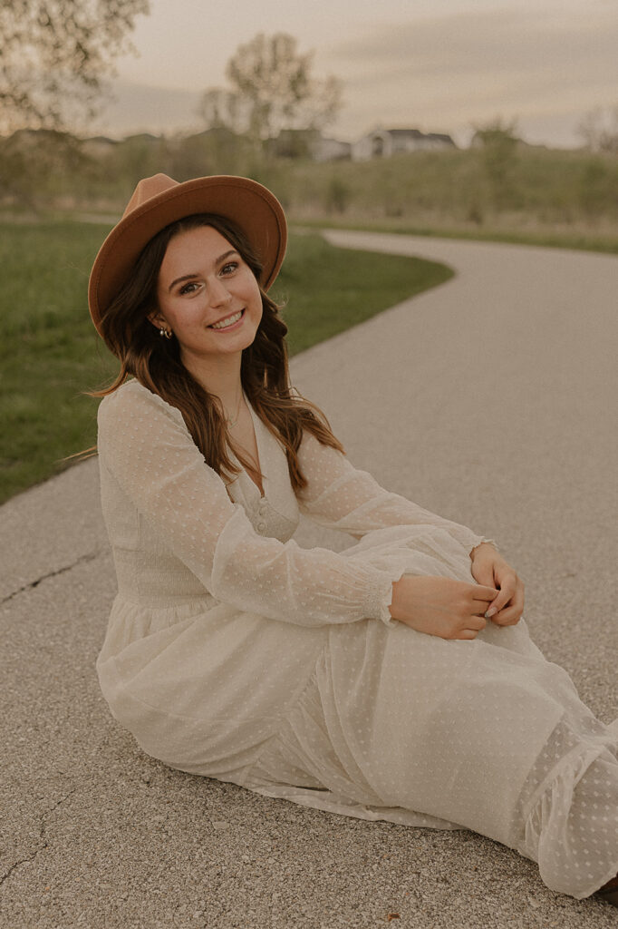 senior photo outfits cream dress and wide brim hat