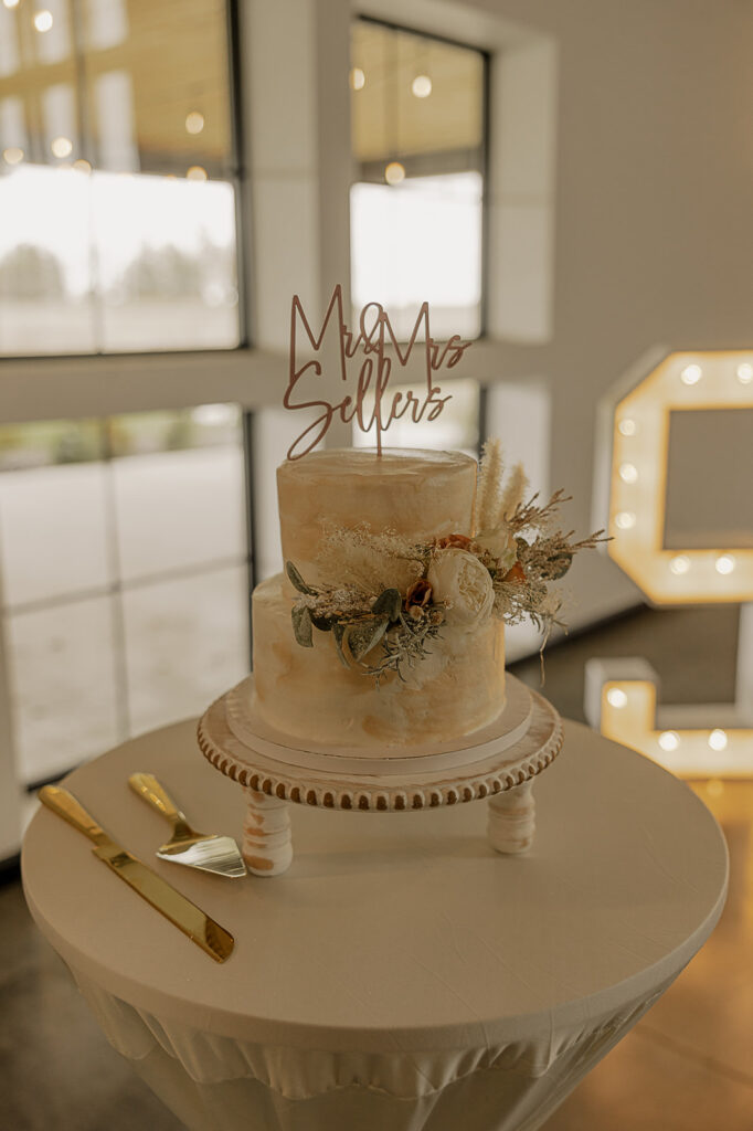 simple wedding cake eagles ledge wedding venue photos