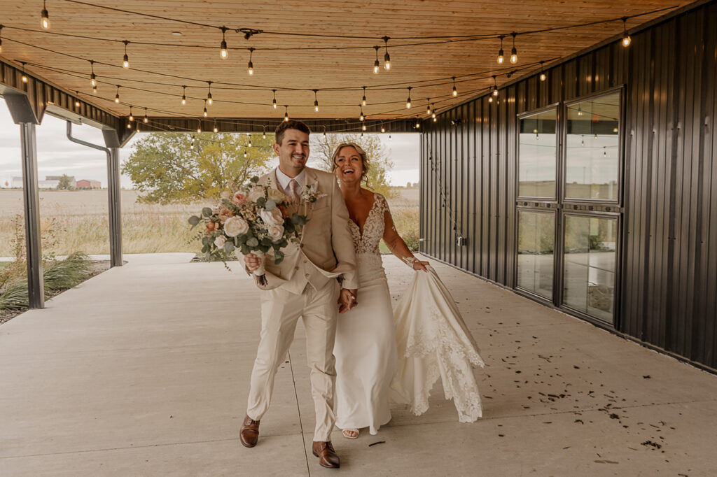 eagles ledge iowa wedding photos with bride and groom