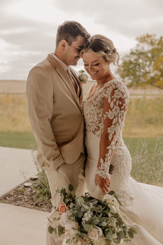 eagles ledge iowa wedding photos with bride and groom