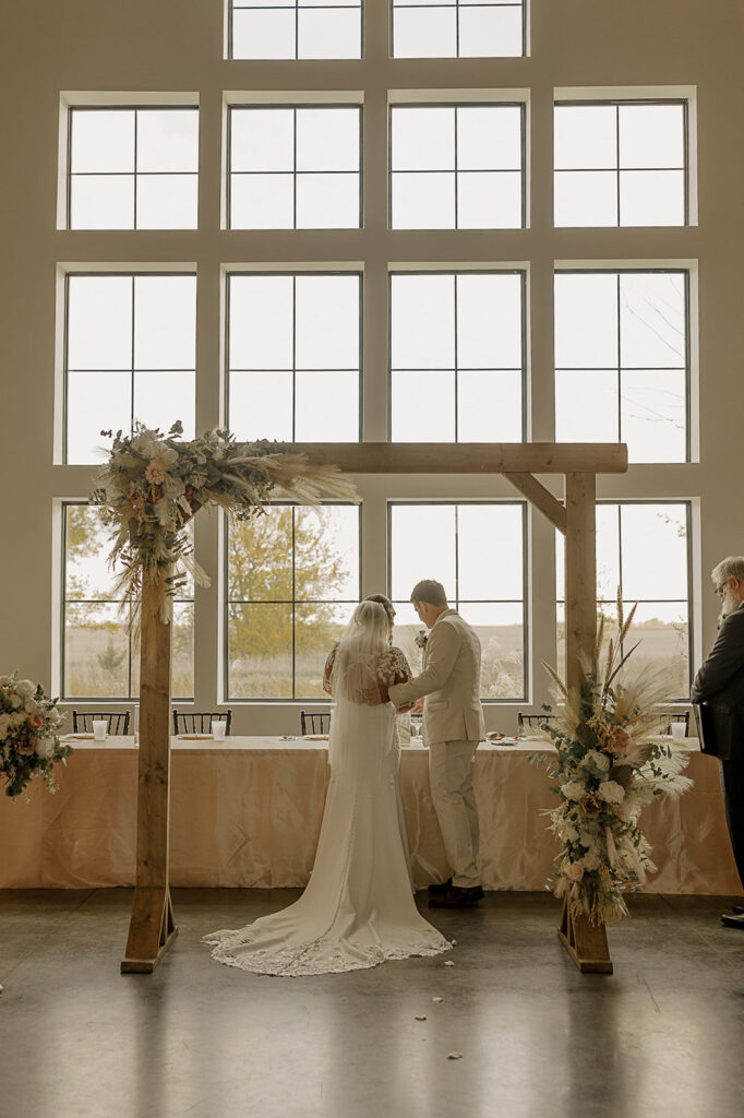 iowa wedding ceremony in eagles ledge wedding venue