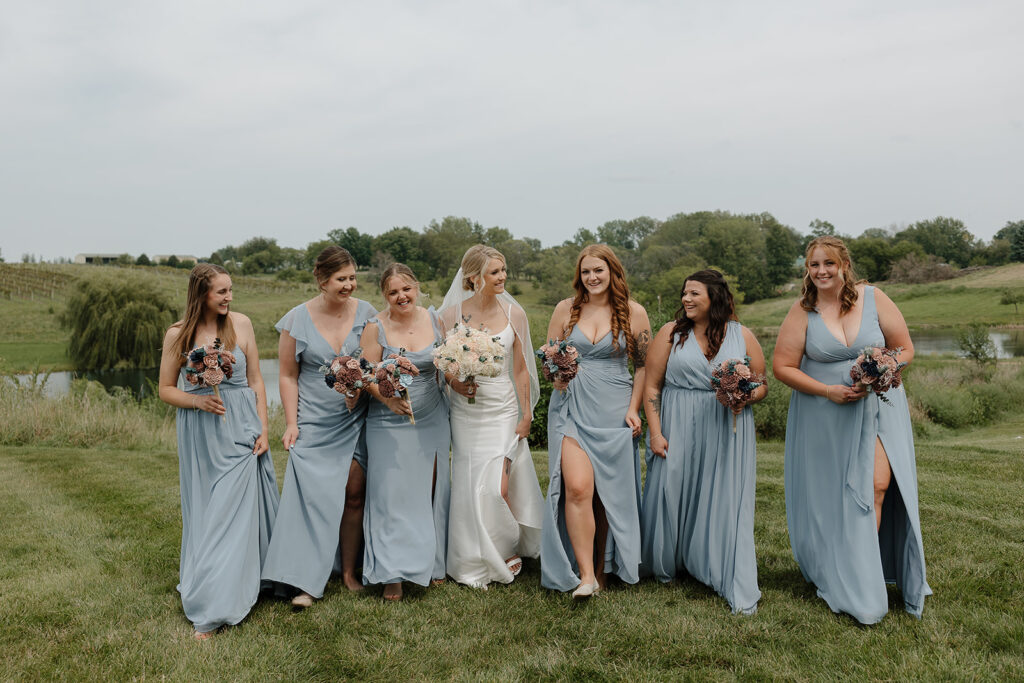 unique wedding poses with bridal party candid photos