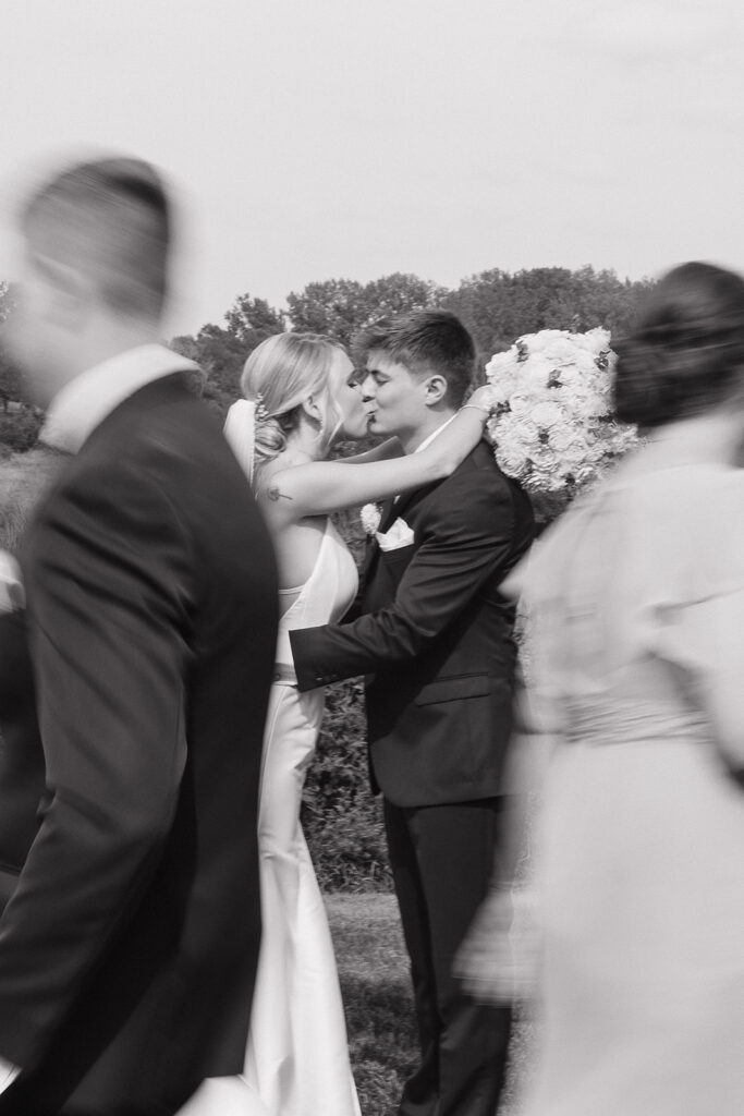 unique wedding poses with bridal party candid photos