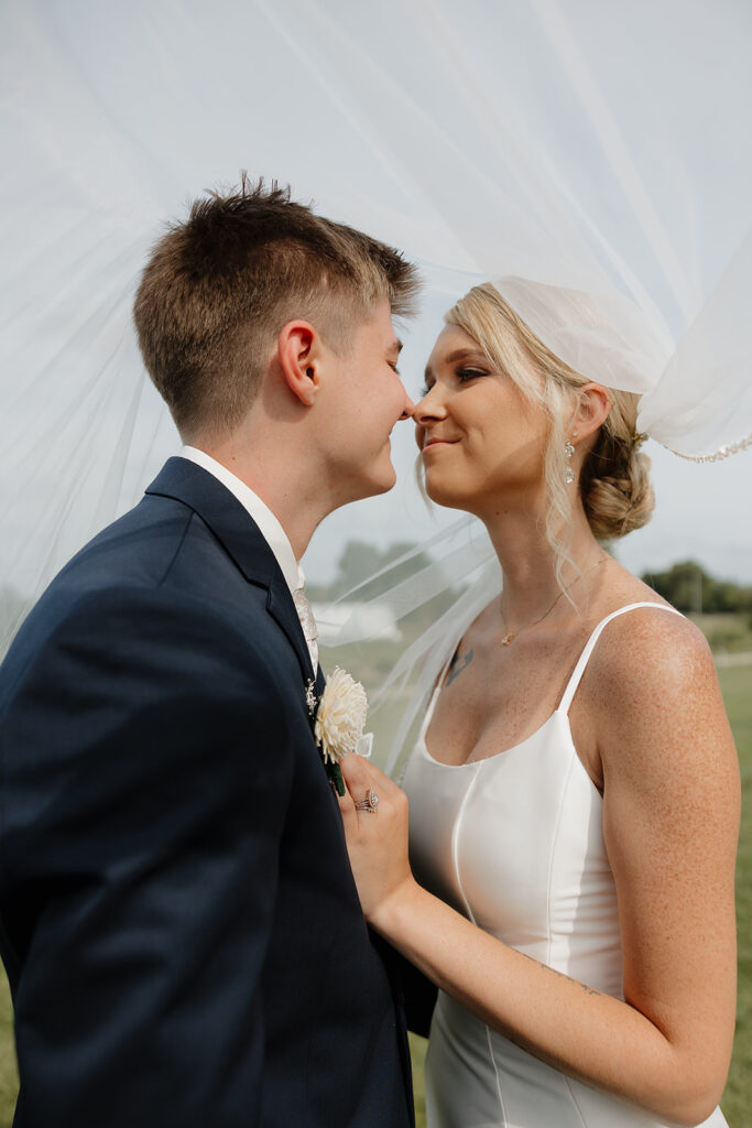 des moines romantic wedding photos outdoors