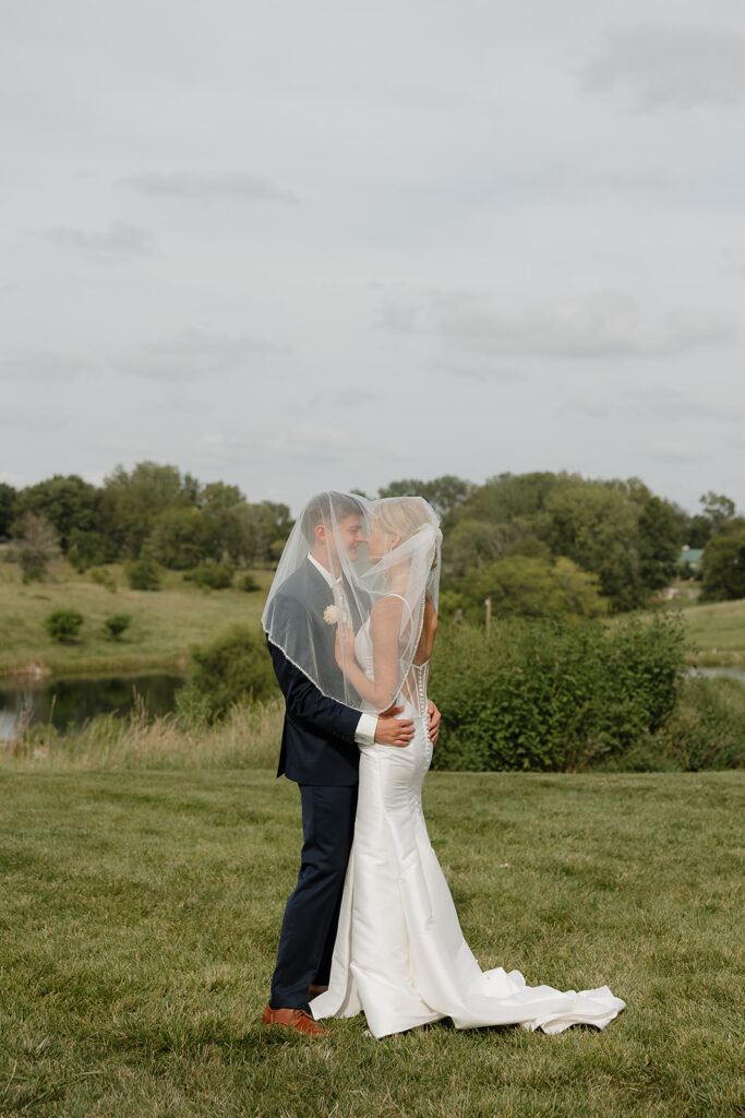 des moines romantic wedding photos outdoors