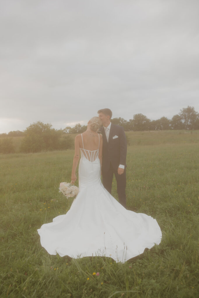 outdoor wedding photos des moines wedding photographer